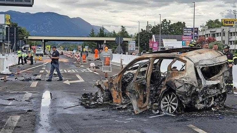 Iz gorečega avtomobila sta se uspela rešiti hčerka in mož, za ženo je bilo prepozno. 
