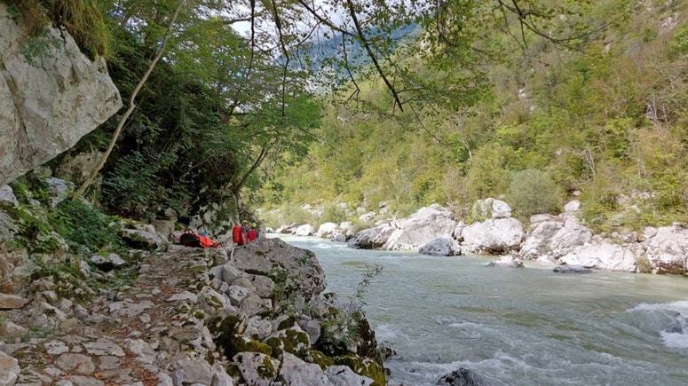 Deček je ob skoku v mrzlo Sočo nerodno pristal. Fotografija je simbolična. 