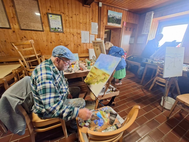 Ustvarjalni proces slikarjev v koči
