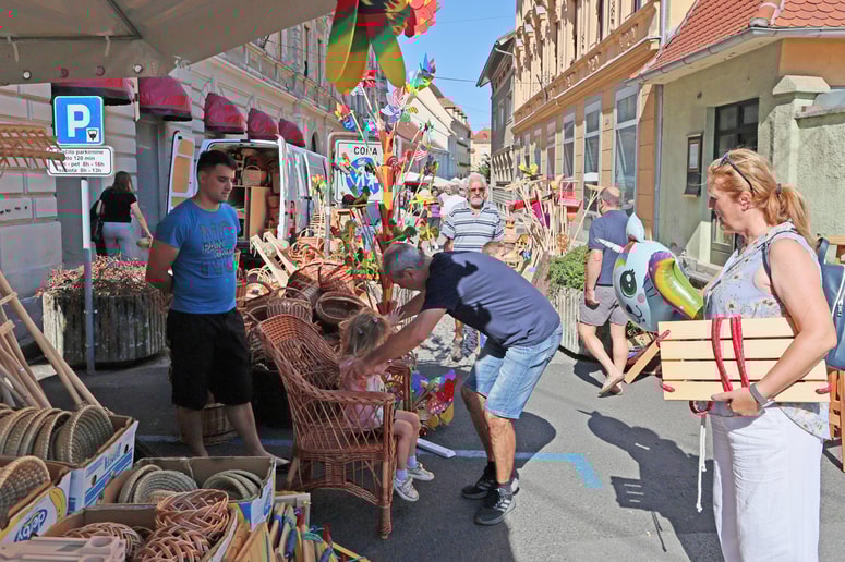 Na Ožbaltovem sejmu je prisotnih več kot sto prodajalcev iz vse Slovenije. 