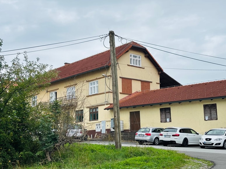 Takšna napeljava, ki jo je ponekod v Pesnici še vedno najti, je občutljiva na vremenske razmere in mehanske poškodbe, zato lahko ob neurjih ali tehničnih okvarah povzroči izpad električne energije. 