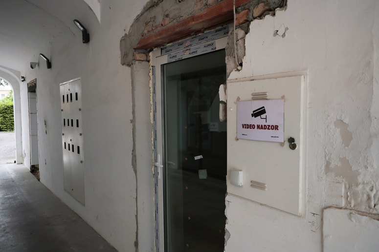 Mož odvetnice je po vlomu takoj izdelal forenzično kopijo posnetka kamere in jo predal policiji. 