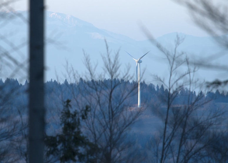 V Loškem Potoku so postavili državno vetrno elektrarno, ki bi lahko napajala celotno občino – a se ne vrti. Namesto nove opreme so prejeli prototip brez EU-certifikata, z razpokami in varnostnimi tveganji. 
