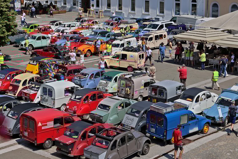Glavna fotografija članka:(FOTO in VIDEO) Maribor obiskal potujoči muzej avtomobilske dediščine: Okoli "Kodžaka" spački, diane, amiji