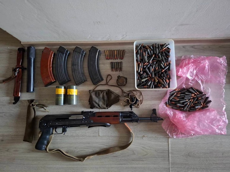 Zasežena kalašnikovka z naboji pri 50-letnem Mariborčanu.