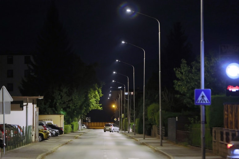 Julija so svetilke zamenjali tudi v Železnikovi ulici. 