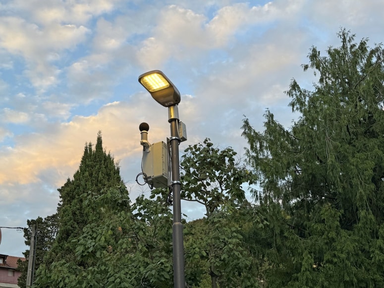 Ena od naprav za merjenje hrupa je nameščena za parkiriščem Kaštel oziroma na začetku Senčne poti v Portorožu.
 