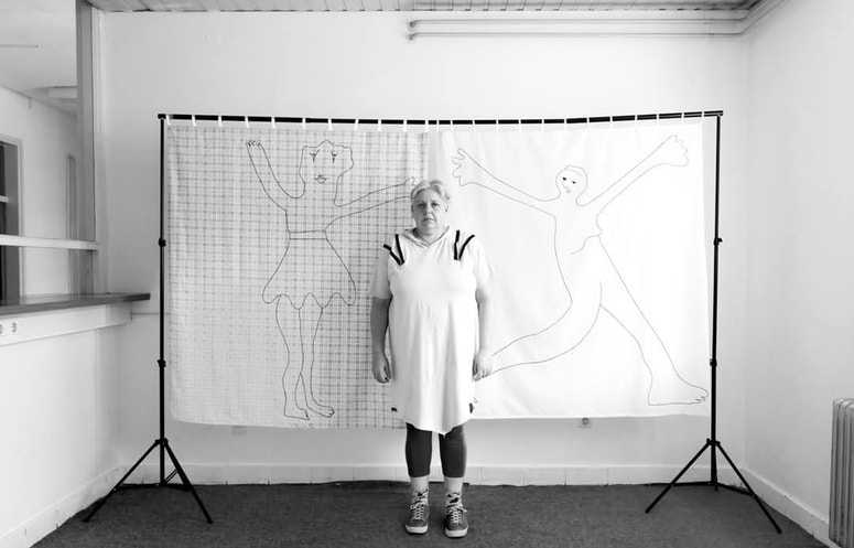 Saša Bezjak v dialogu s svojima figurama 