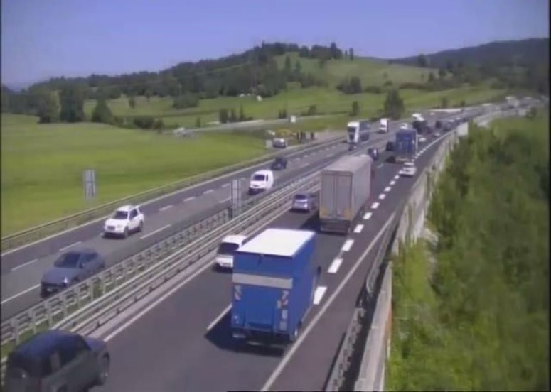 Kolona na primorski avtocesti pri Uncu v smeri Ljubljane ob 11.30