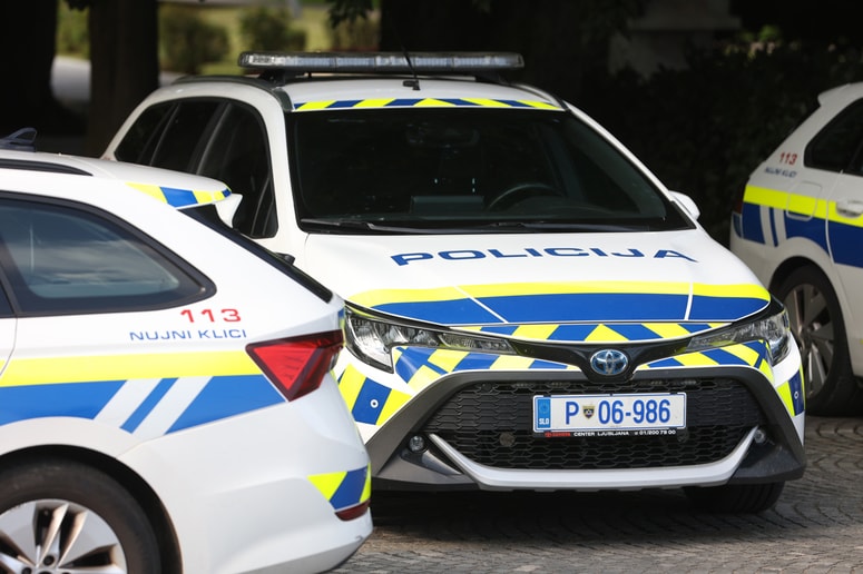 Policisti so poškodovanemu mladoletniku zasegli moped.