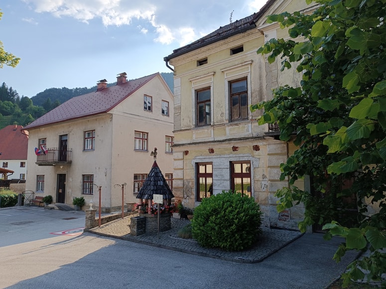 Hišo v Vitanju je župan kupil, še preden je postal župan, parkirišča pred njo in del pločnika pa je odkupil lani, ko je že bil župan. 