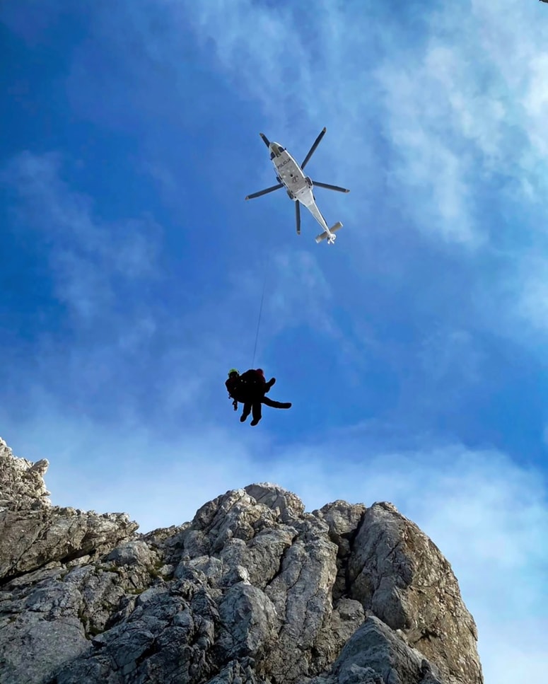 Glavna fotografija članka:(FOTO) Ko je priletel helikopter, so starše premagala čustva