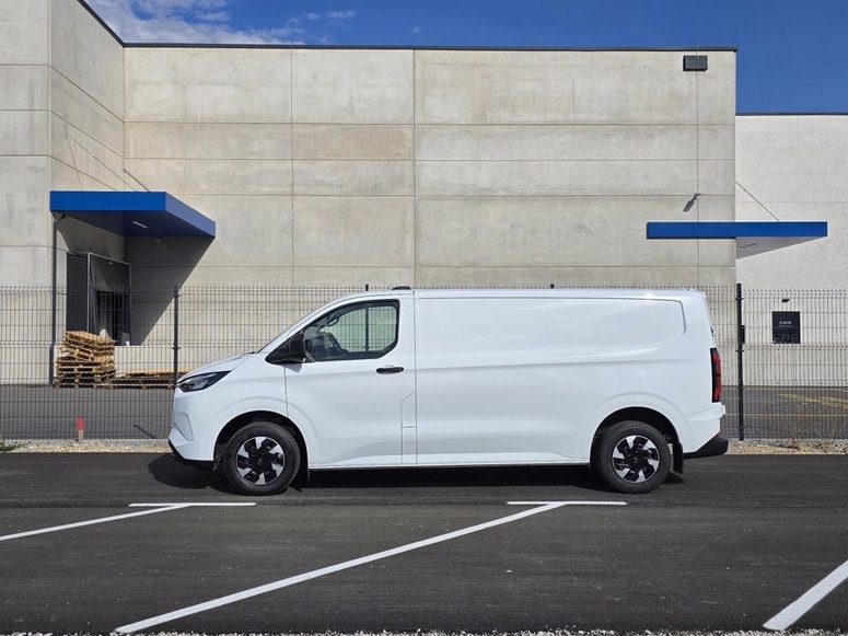 Transit tudi v električni različici ni manj prostoren kot klasični bratje. 