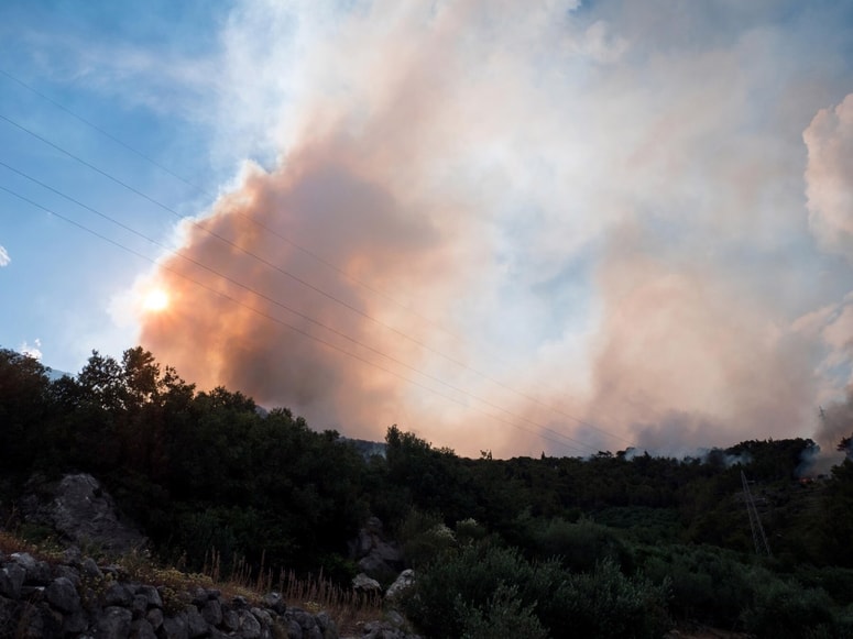 Požar je po navedbah gasilcev izbruhnil okoli 2. ure na območju Jesenic. Fotografija je simbolična. 