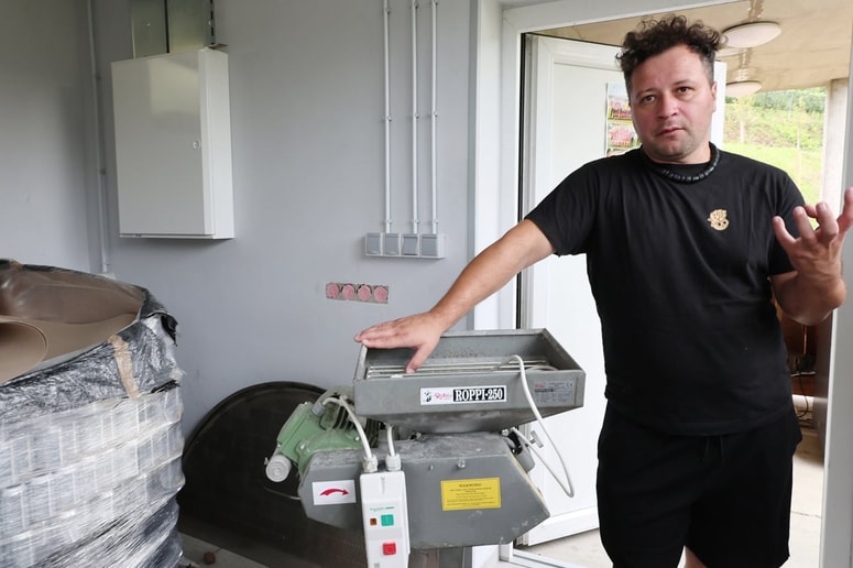 Dejan Krajnc je prvo pivo zvaril pred enajstimi leti. Danes ima pivovarno v osrčju Haloz in razvija vedno nova piva. 