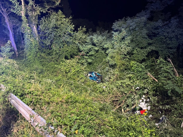 Nesrečo je povzročil 22-letni slovenski državljan zaradi prehitre vožnje.