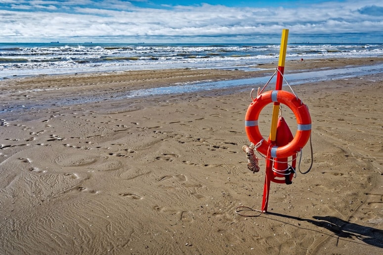 Glavna fotografija članka:Pri Benetkah se je utopil otrok: Ko je 6-letnik izginil, na plaži naredili človeško verigo