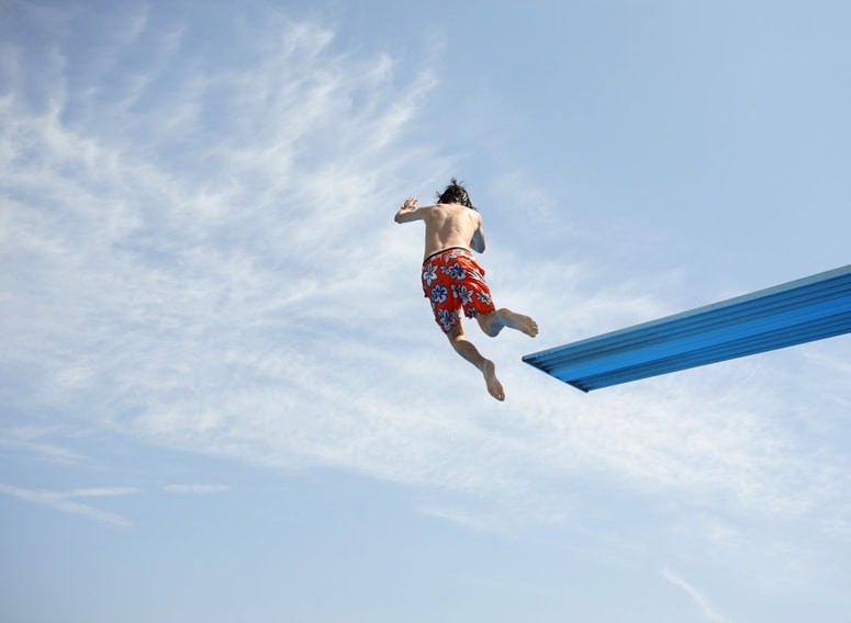 Deček naj bi skočil s petmetrske skakalnice.