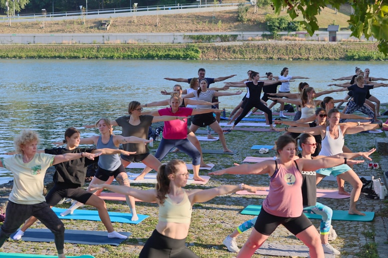 Vadba poteka v bližini Vodnega stolpa v prijetni senci in sproščenem vzdušju. 