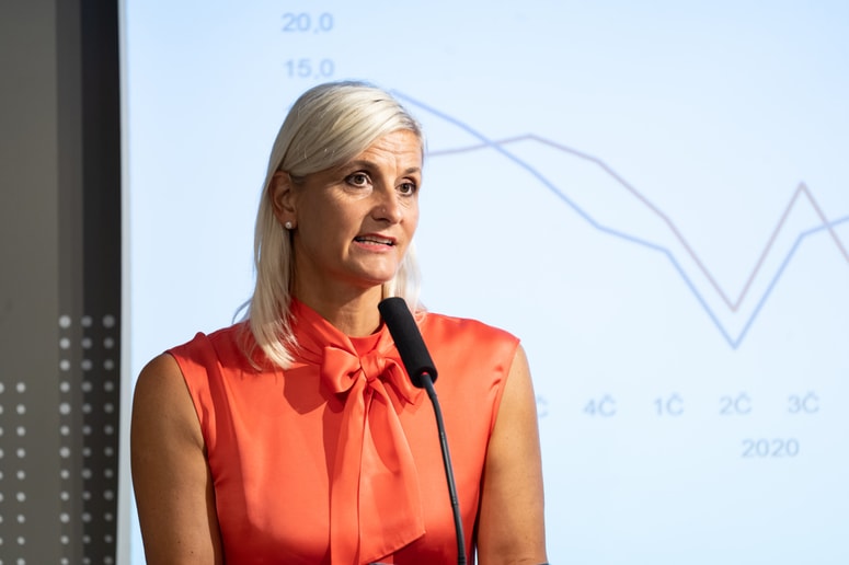 Apolonija Oblak Flander na današnji predstavitvi četrtletnega bruto domačega proizvoda.