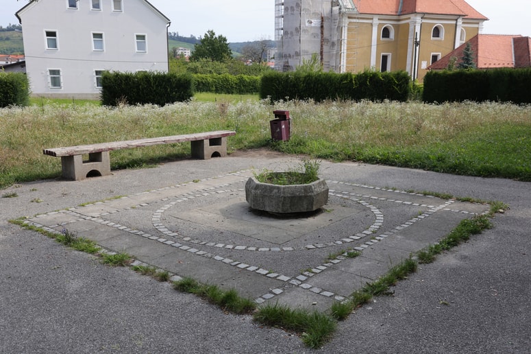 Za park pri cerkvi svetega Jožefa na Studencih skrbi javno podjetje Nigrad.