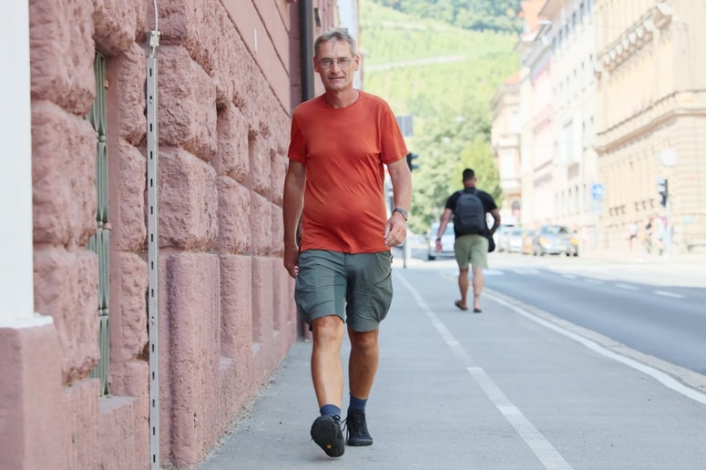 Izkušnja ni bila dopust, meni Peter Rauch, ki je lastnik trgovine s starinami. "Hoja je stres, je napor. Bilo je tudi težko. Toda ljudje po poti so bili zelo prijazni. Večino časa pa sem bil sam s svojimi mislimi. Telefona nisem uporabljal, nimam pametne ure. Tega ne potrebujem in me ne zanima."