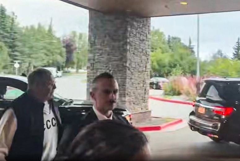 Glavna fotografija članka:Ruski zunanji minister že na Aljaski: Veliko pozornosti je pritegnil z izbiro garderobe