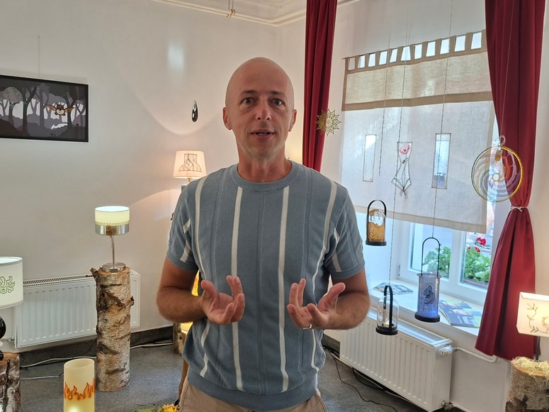 Dr. Tomaž Simetinger: "Če so prej silili kapital v transparentnost in politike v transparenten odnos do kapitala, imamo zdaj obratno situacijo in sprivatizirane politične funkcije, ko netransparentnega odnosa ni treba več niti skrivati."