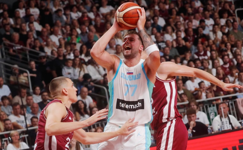 Luka Dončić je bil s 26 točkami prvi strelec Slovenije v Rigi.
