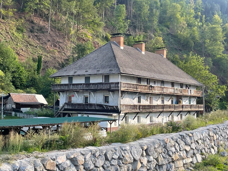 Prva večstanovanjska hiša za delavce Preganthaus iz leta 1822 je na seznamu za odstranitev. Pa bi jo lahko ohranili?