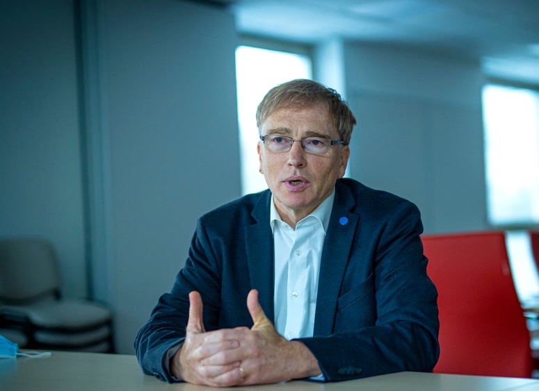 "Naj gredo najprej v normalno službo. Naj ne ustanovijo svojega podjetja kar na začetku. Podjetnik je človek, ki že 10 ali 20 let dela, spoznal je pravila biznisa, razume pravila trga, ve, kaj trg hoče, in spozna, da bi se dalo kaj še bolje narediti."

