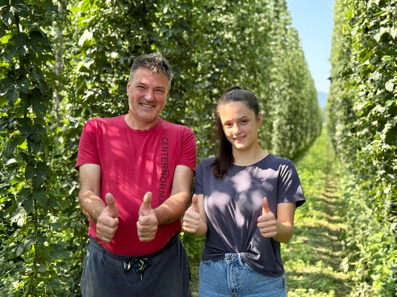 Glavna fotografija članka:Hmeljarska starešina Božo Kobold in princesa Urška Brinovec: Ni najboljšega piva, to je odvisno od volje in hrane