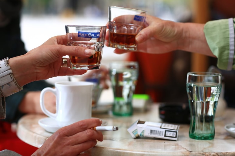 V "mokri kulturi" se vedno znova išče nek vzrok ali bolje rečeno razlog za pitje alkohola. 