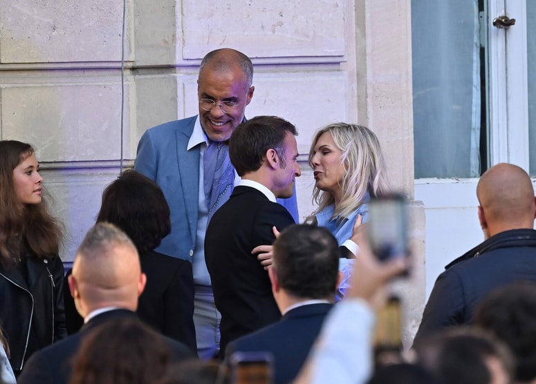 Emmanuel Macron in pastorka Tiphaine Auziere sta zelo povezana in si stojita trdno ob strani.