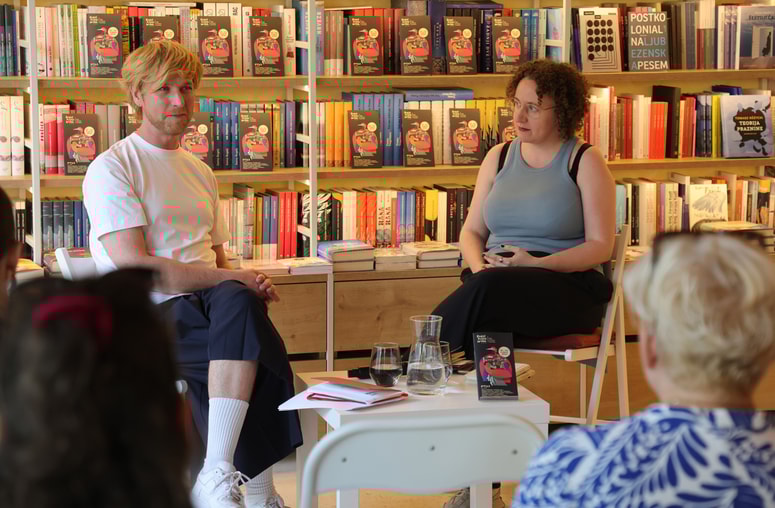 Avstrijska pesnica Siljarosa Schletterer je med letošnjimi pesniškimi gosti festivala Dnevi poezije in vina najdlje na Ptuju. Z njo se je v mariborski knjigarni Beletrina pogovarjal Aljaž Koprivnikar.