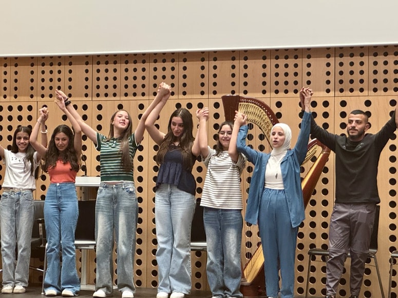 Med gosti so tudi mladi s kriznih območij, njihovo bivanje je omogočilo Ministrstvo za zunanje in evropske zadeve RS: 11 pevk iz Bosne in Hercegovine, 14 ukrajinskih glasbenikov ter 20 članov palestinskega pevskega zbora Amwaj iz Betlehema in Hebrona. 