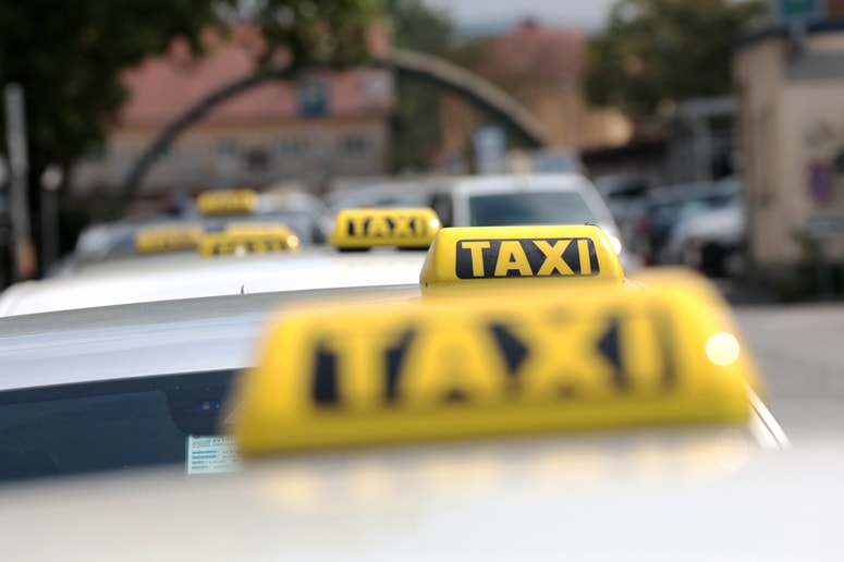 Glavna fotografija članka:Za kilometer in pol vožnje s taksijem plačala 1506 evrov, lastnik taksi službe se izgovarja na dež