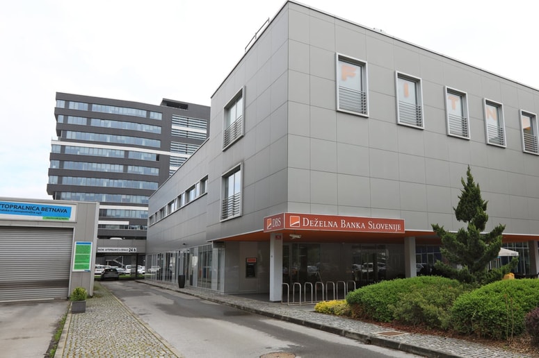 Poslovalnica DBS bo na obstoječi lokaciji v Ulici Eve Lovše 15 zadnjič poslovala v petek, 22. avgusta, ko bo mogoče storitve zadnjič opraviti tudi pri bankomatu, ki nato tu ne bo več v uporabi. 