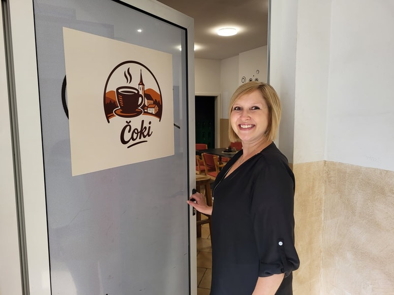 Natalija Breznik goste pričaka z nasmehom.