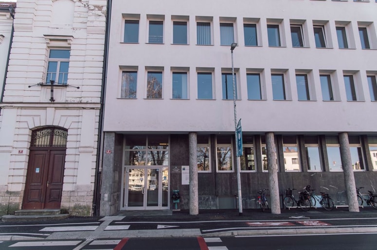 Sodišče mora tako v treh delovnih dneh po prejemu ugovora razpisati narok za začetek stečajnega postopka na dan, ki ne sme biti poznejši od enega meseca po prejemu odgovora.