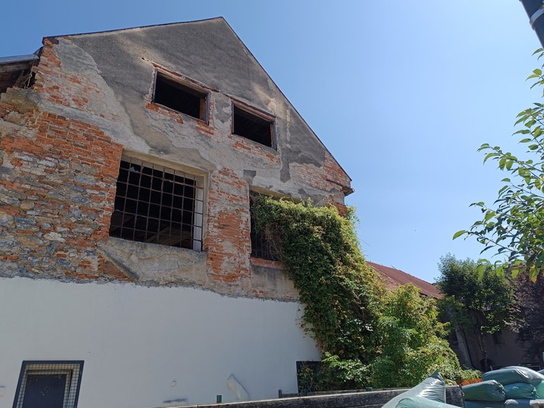 Del od skupno treh stavb Tovarne usnja Šoštanj, ki so predvidene za rušenje. 