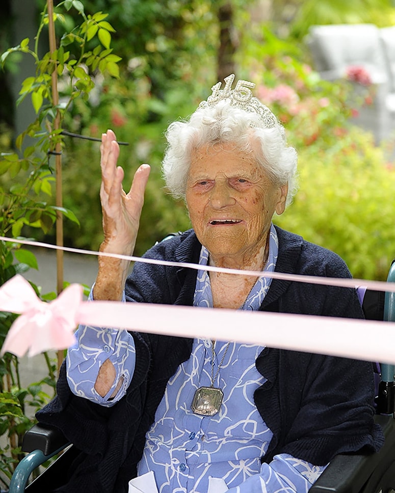 Ethel Caterham med praznovanjem svojega 115. rojstnega dne.