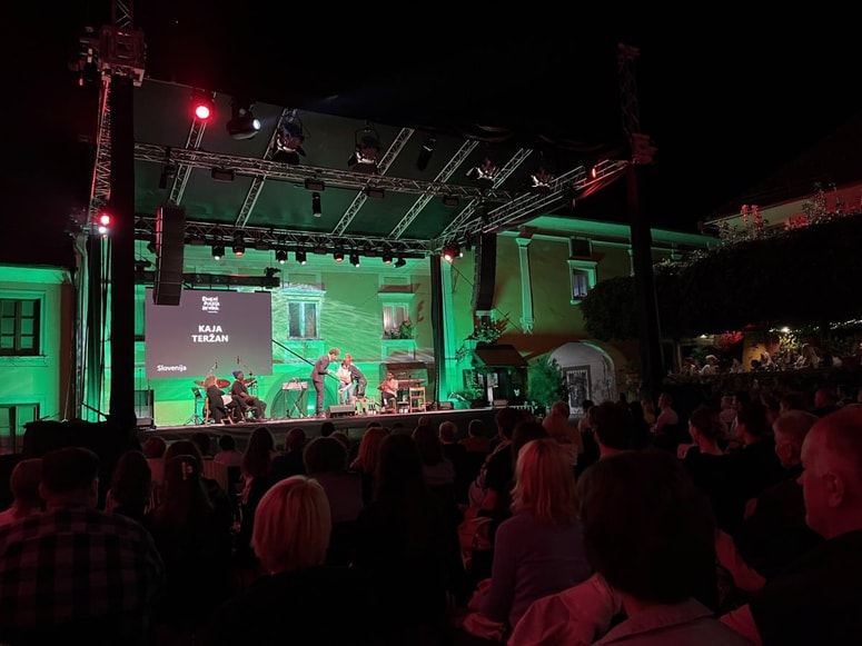 Velikemu pesniškemu branju je sledil koncert glasbenice Masayah.