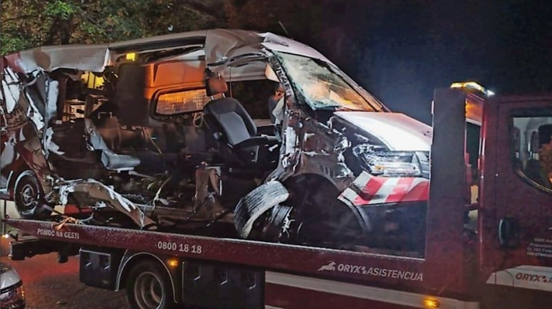 Od udarca v kamniti zid je s kombija sežanskega podjetja odtrgalo desno stran. 