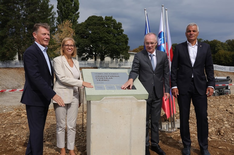 Direktor Albin Turk, ministrica Valentina Prevolnik Rupel, direktor Jernej Završnik in župan ​Aleksander Saša Arsenovič. 