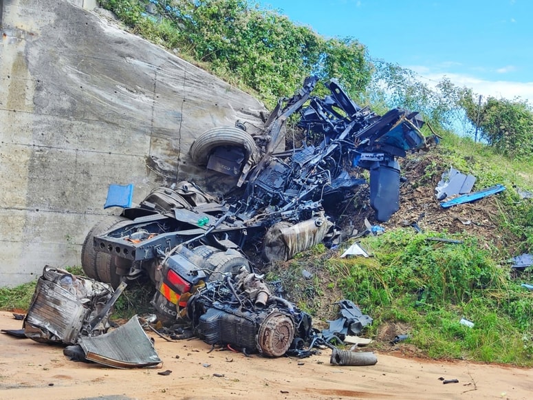 Ko so odstanili pločevino, se je razkrilo, kako se je ob udarcu uničilo podvozje tovornjaka. 