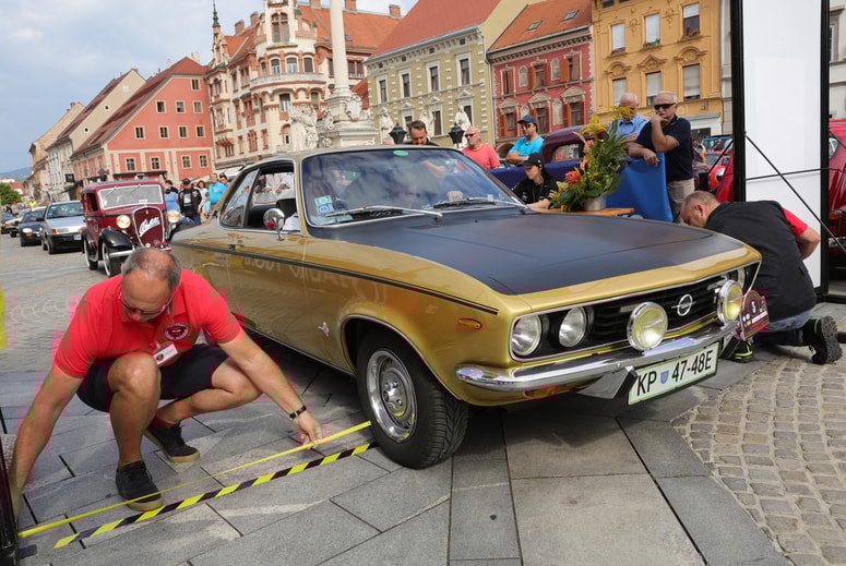 Glavna fotografija članka:(FOTO) Starodobniki, ki rohnijo, škripajo in očarajo, so zavzeli mariborski Glavni trg. Kaj vse je bilo videti?