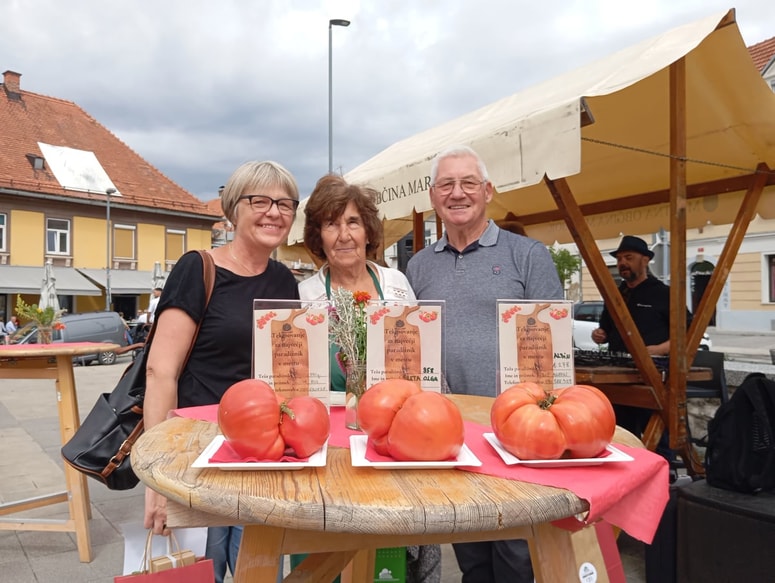 Sonja Rus, Olga Šketa in Albin Ribič z letošnjimi orjaki. 