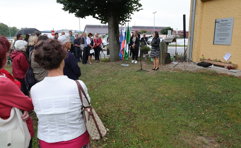 Komemorativna slovesnost pred poslopjem nekdanjega taborišča 