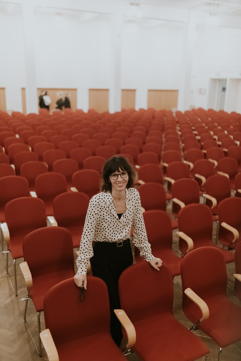 Barbara Švrljuga Hergovich: "Dvorana Union je krasna. V zasnovi je zelo enostavna, škatlaste oblike, a prav to je formula za uspeh – akustika je izjemna in jo glasbeniki vedno hvalijo. Res pa je, da ima svoje omejitve in je idealna za komorno glasbo in manjše orkestre. Žal pa potrebuje temeljito vzdrževanje in prenovo, tako znotraj kot zunaj in okoli – okolica in dostopi niso zgledni." 